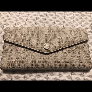 Michael Kors ivory wallet